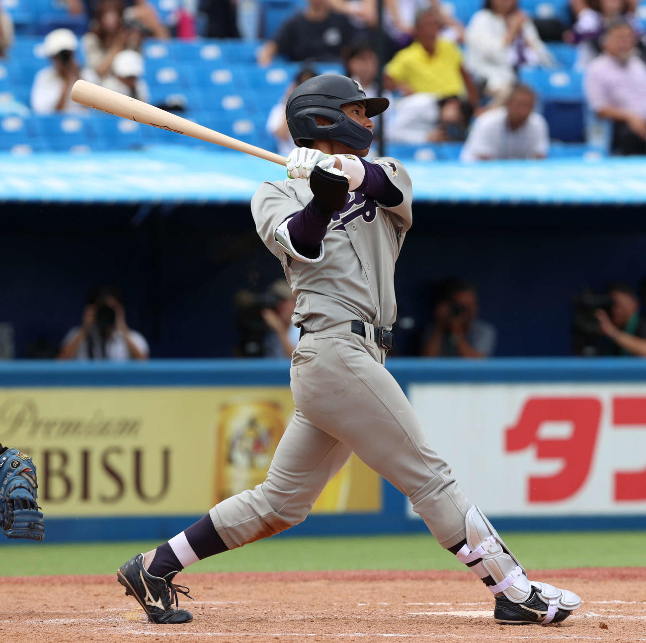 明大対東大　9回表明大1死、右翼越えソロ本塁打を放つ宗山（撮影・水谷安孝）