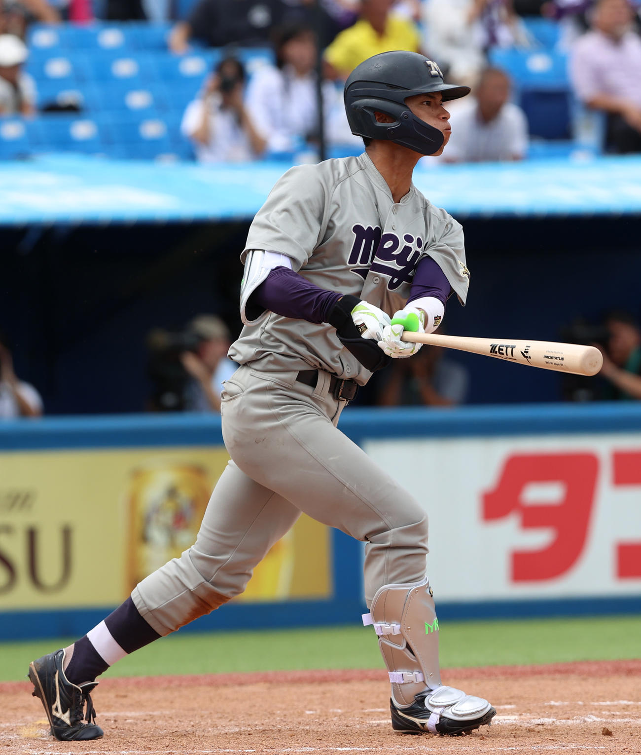 明大対東大　9回表明大1死、右翼越えソロ本塁打を放つ宗山（撮影・水谷安孝）