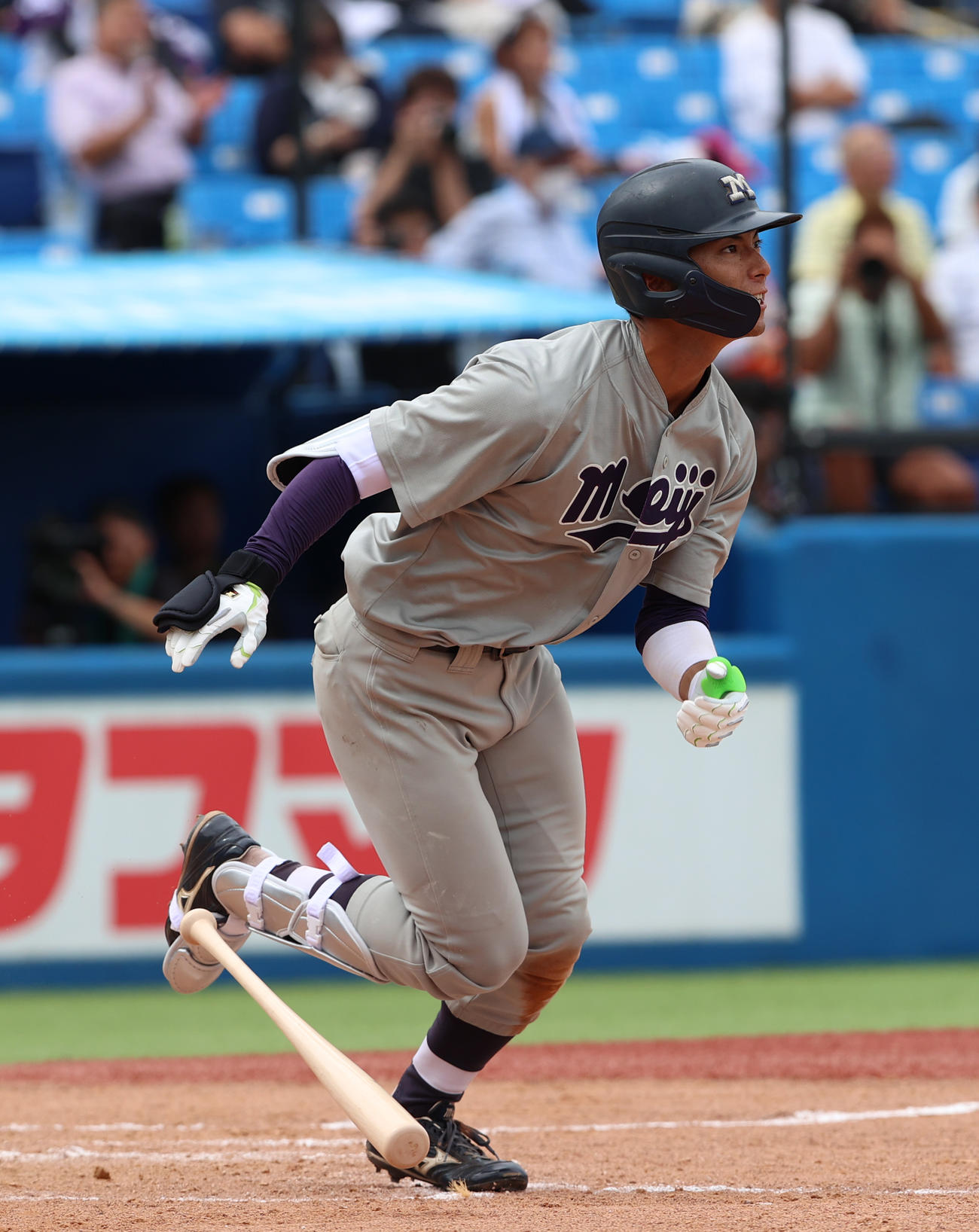 明大対東大　9回表明大1死、右翼越えソロ本塁打を放つ宗山（撮影・水谷安孝）