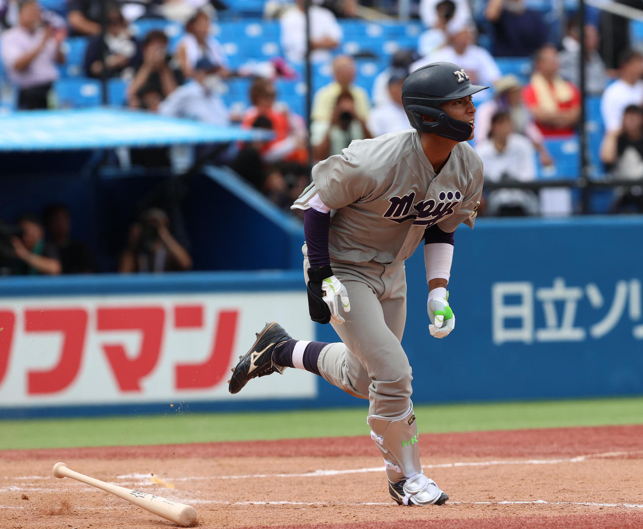 明大対東大　9回表明大1死、右翼越えソロ本塁打を放つ宗山（撮影・水谷安孝）