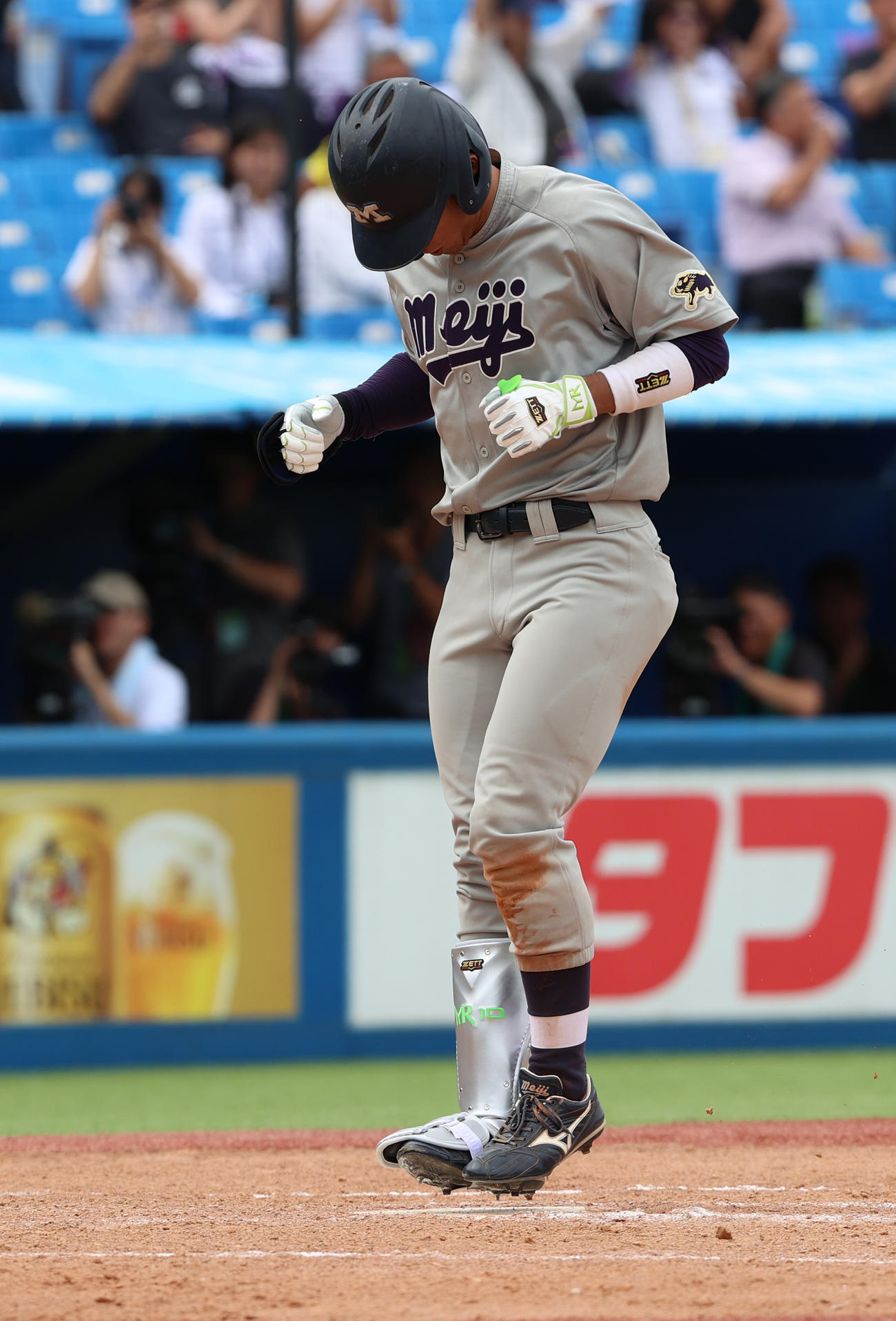 明大対東大　9回表明大1死、右翼越えソロ本塁打を放ち生還する宗山（撮影・水谷安孝）