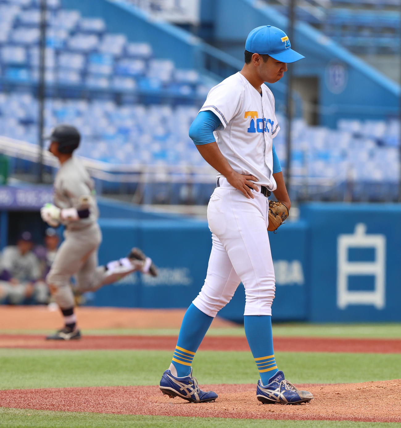 明大対東大　9回表明大1死、宗山に右翼越えソロ本塁打を浴びうなだれる平田（撮影・水谷安孝）