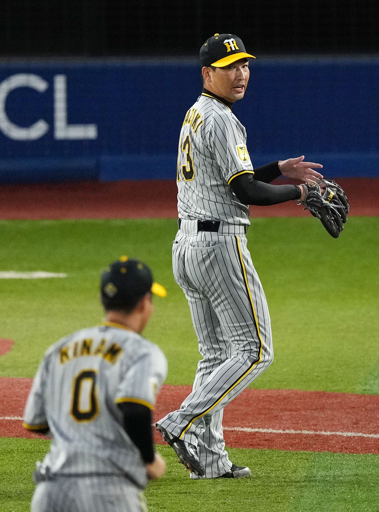 DeNA対阪神　9回裏を無失点に抑える阪神岩崎（撮影・横山健太）