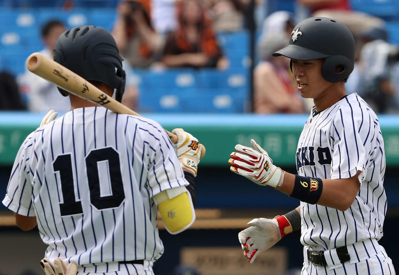 法大対立大　4回裏立大1死、本塁打を放ちナインに迎えられる柴田（撮影・水谷安孝）