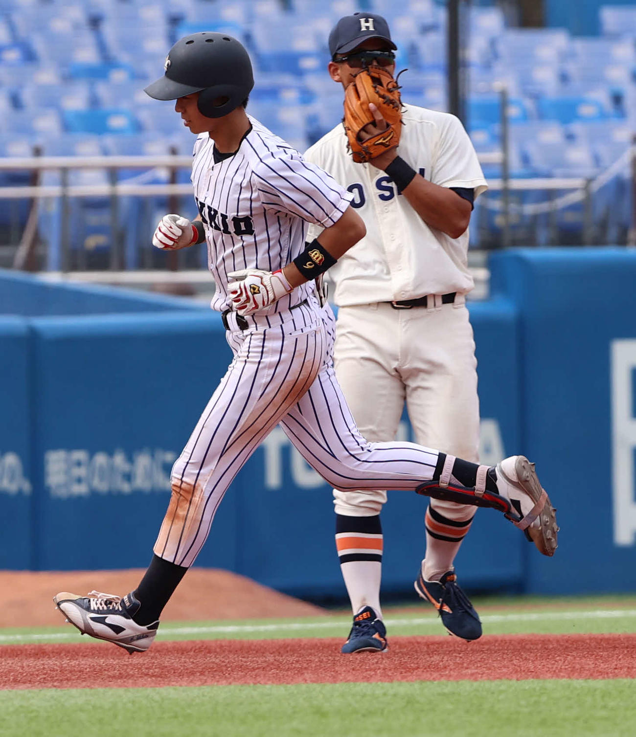 法大対立大　4回裏立大1死、本塁打を放ちベースを回る柴田（撮影・水谷安孝）