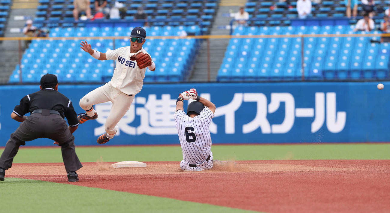 法大対立大　6回裏立大無死一塁、篠木のバント処理を悪送球しセーフになる柴田。遊撃手石黒（撮影・水谷安孝）