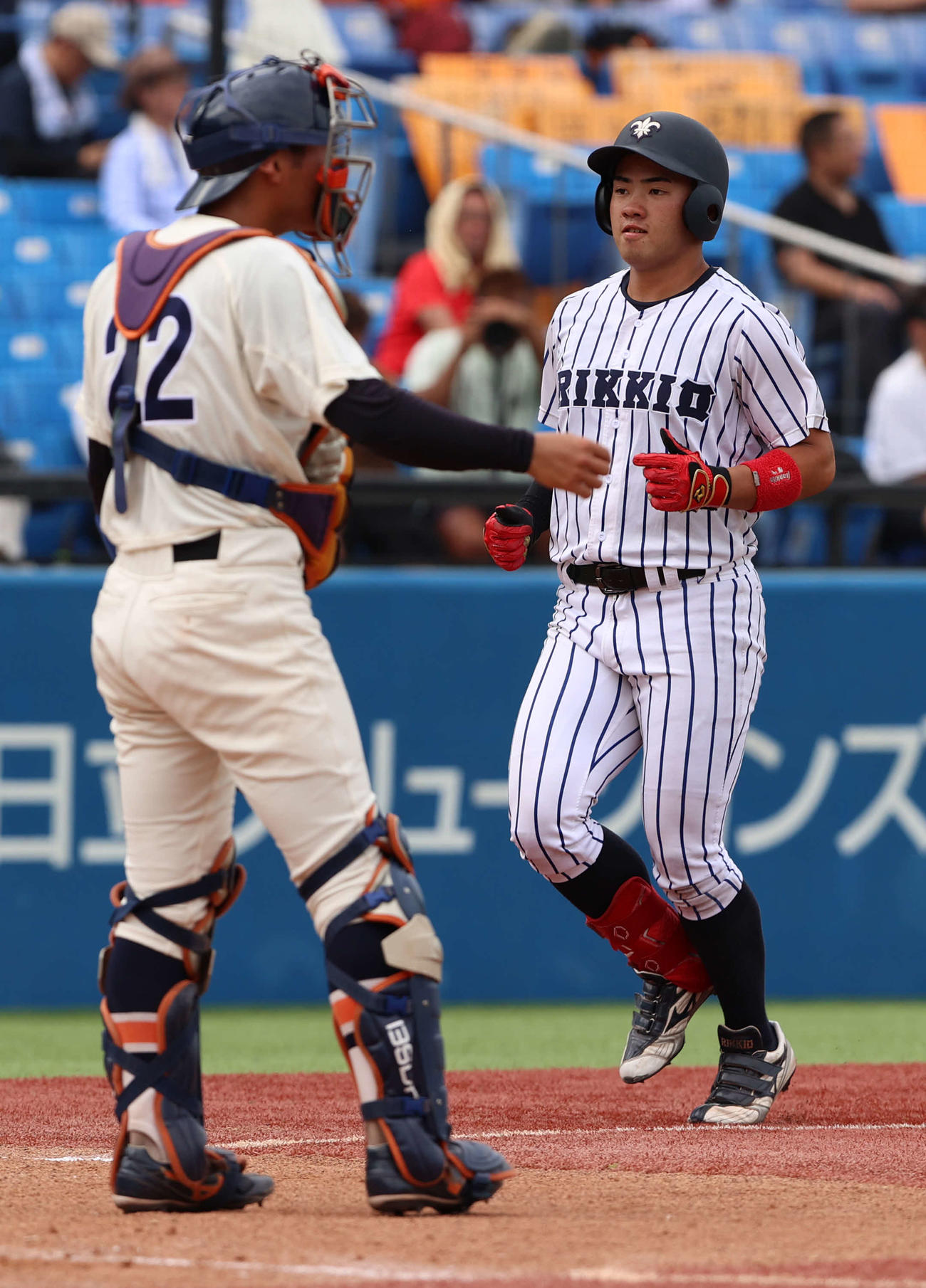 法大対立大　3回裏立大1死、本塁打を放ち生還する山形（撮影・水谷安孝）