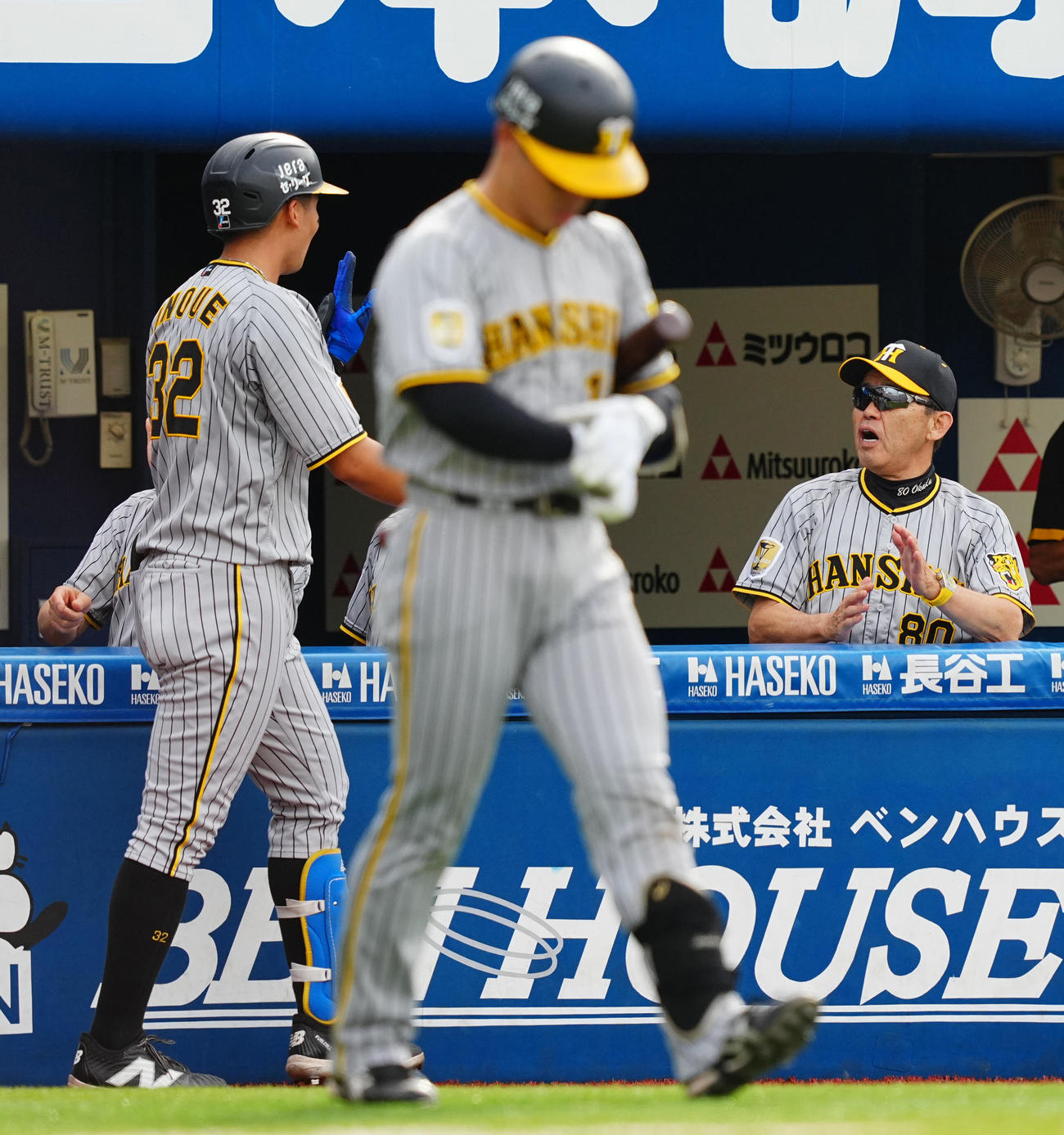 DeNA対阪神　3回表阪神2死一、二塁、3点本塁打を放った井上（左）を出迎える岡田彰布監督（撮影・垰建太）