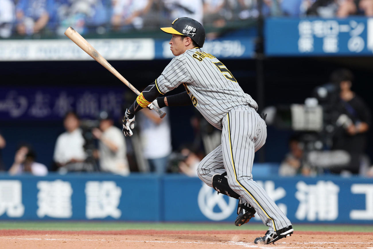 DeNA対阪神　3回表阪神無死、中前打を放つ近本（撮影・前田充）