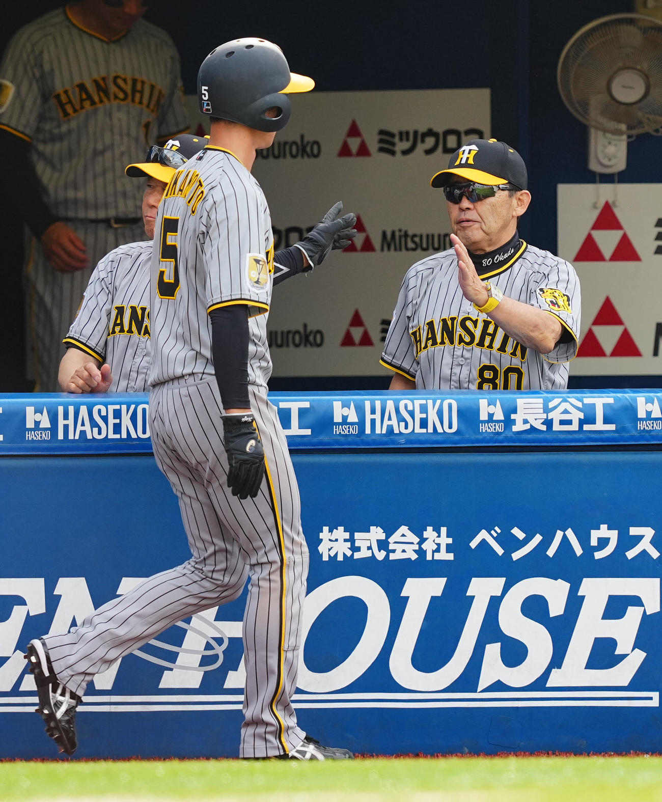 DeNA対阪神　3回表阪神2死三塁、大山の先制適時打で生還した近本（左）を出迎える岡田監督（右）（撮影・垰建太）