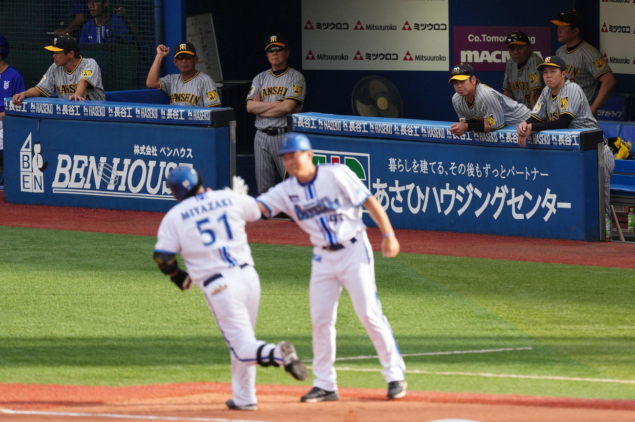 DeNA対阪神　5回裏DeNA2死一、二塁、宮崎に左中間へ3点本塁打を浴び肩を落とす青柳（右）ら阪神ナイン（撮影・横山健太）