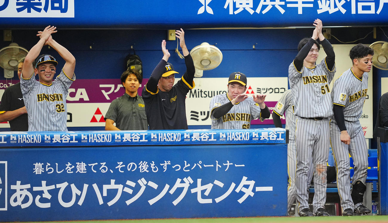 DeNA対阪神　8回表阪神無死満塁、代打渡辺諒の二ゴロから大山が生還し盛り上がる石井（中央右）、青柳（同左）らナイン（撮影・垰建太）