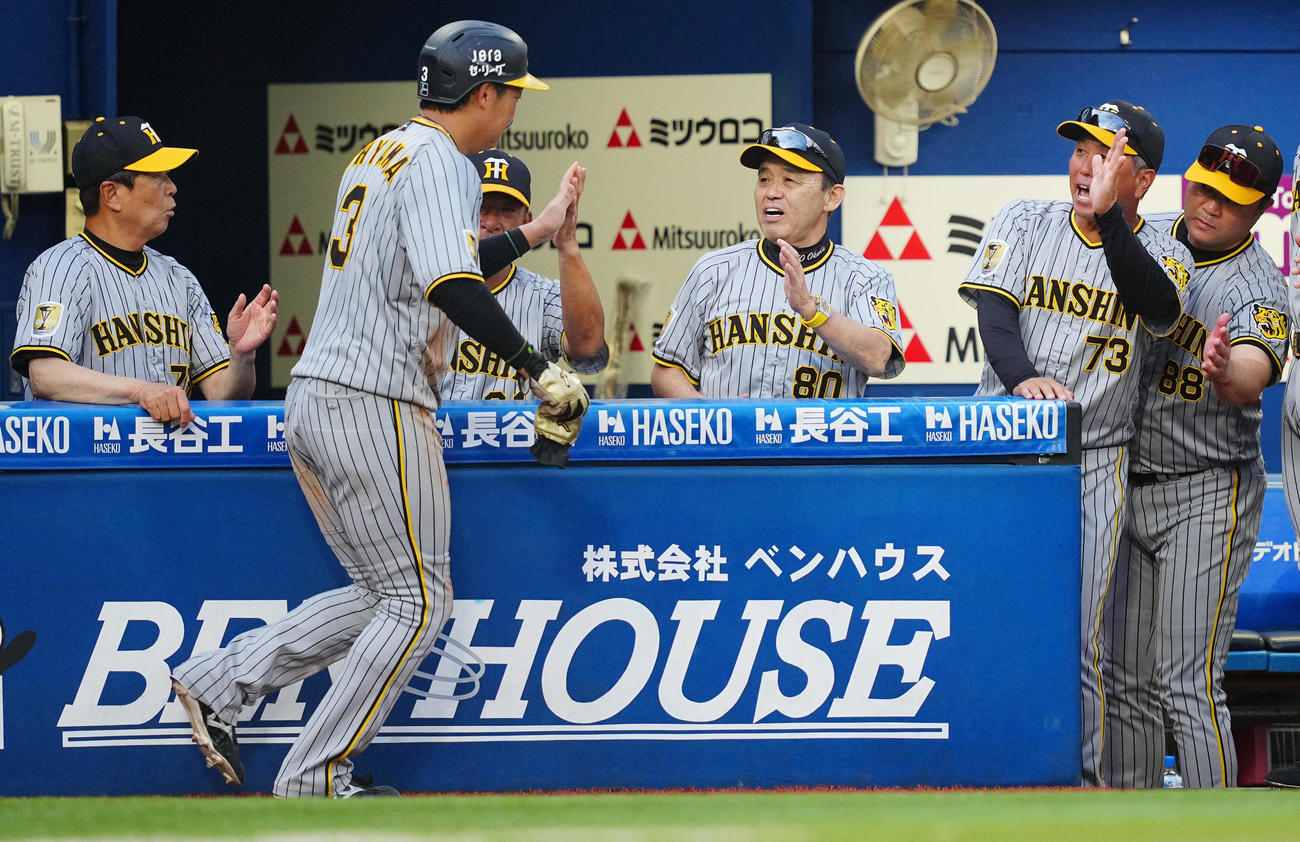DeNA対阪神　8回表阪神無死満塁、代打渡辺諒の二ゴロから生還した大山（手前）を出迎える岡田監督（中央）ら（撮影・垰建太）