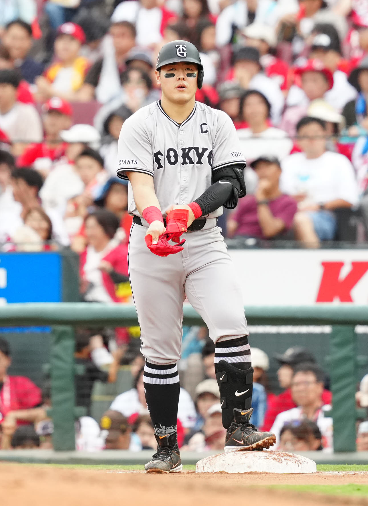 広島対巨人　8回表巨人無死、左前打を放った岡本和（撮影・江口和貴）
