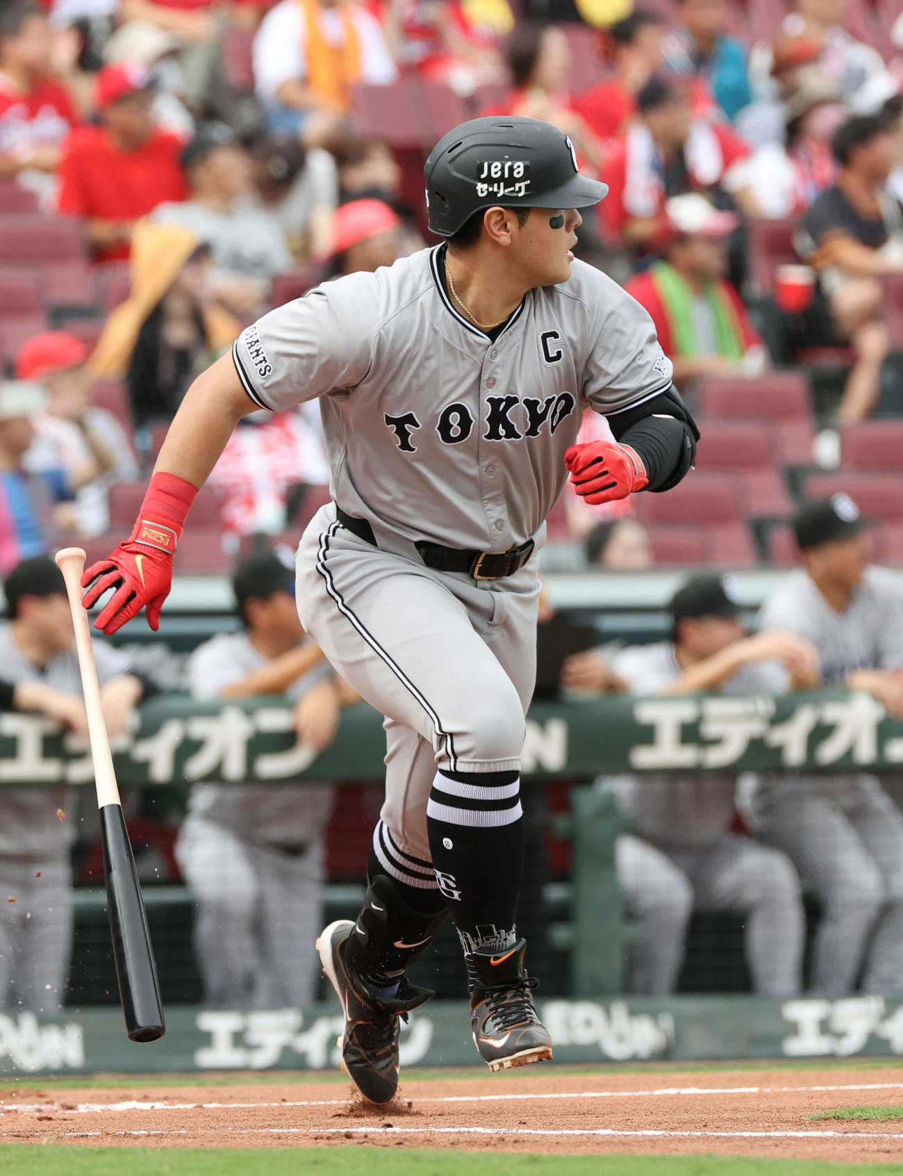 広島対巨人　1回表巨人1死一、二塁、岡本和は先制左適時打を放つ（撮影・加藤孝規）