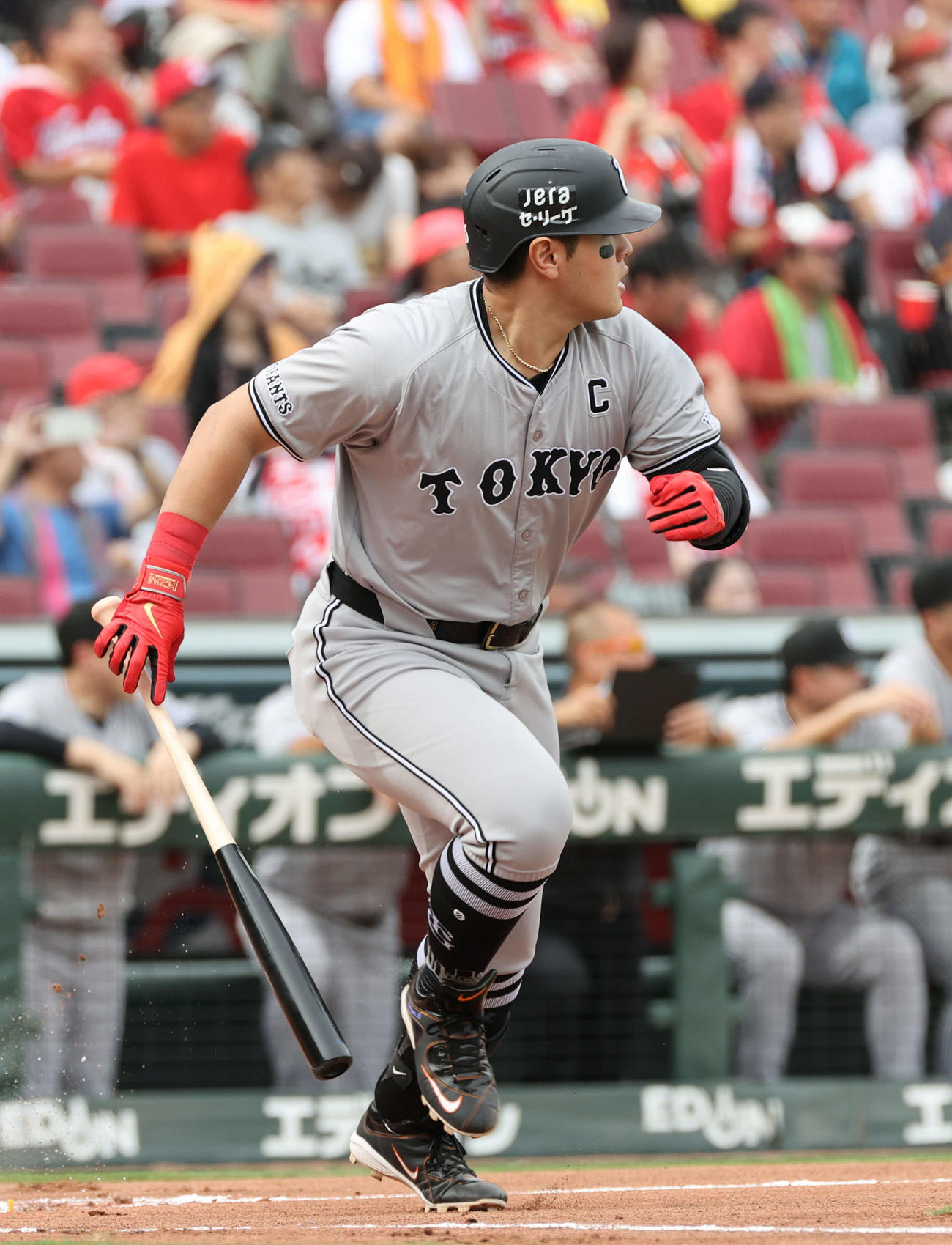 広島対巨人　1回表巨人1死一、二塁、岡本和は先制左適時打を放つ（撮影・加藤孝規）