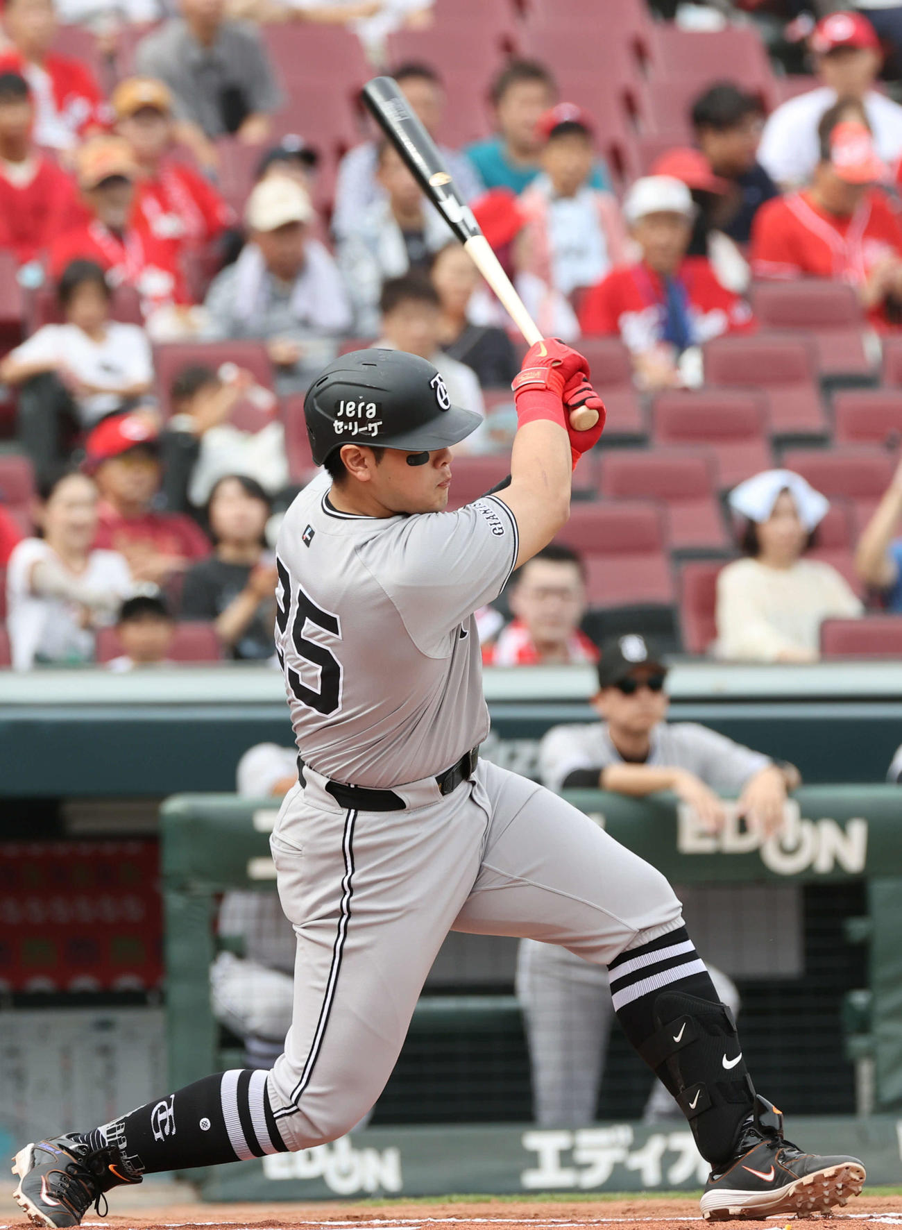 広島対巨人　1回表巨人1死一、二塁、岡本和は先制左適時打を放つ（撮影・加藤孝規）