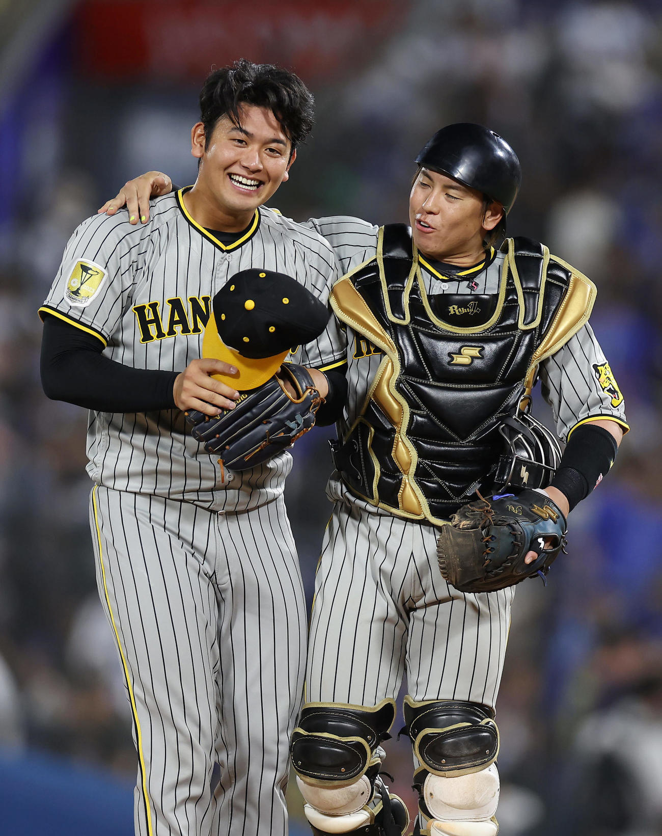 DeNA対阪神　DeNAに勝利し、笑顔を見せる阪神岡留（左）と梅野（撮影・前田充）