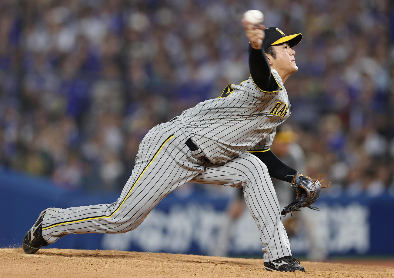 DeNA対阪神　10回裏に登板し初セーブを挙げた阪神岡留（撮影・前田充）