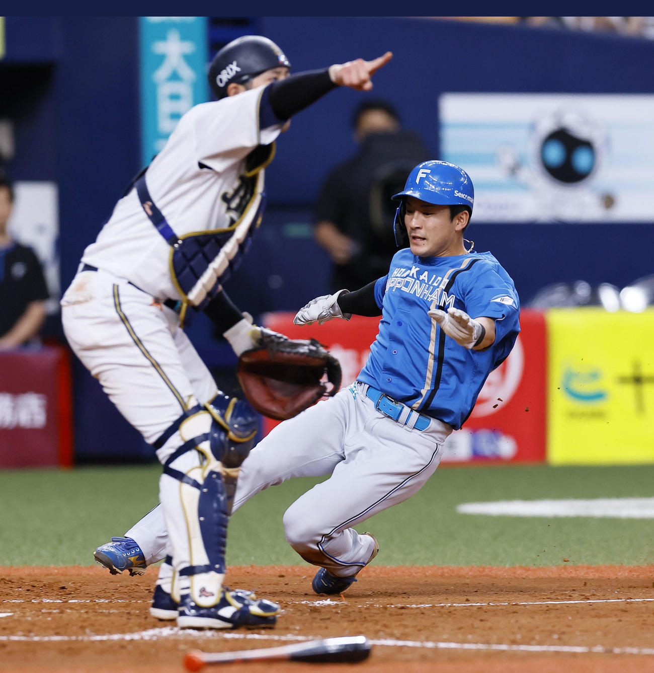 オリックス対日本ハム　5回表日本ハム1死一、三塁、田宮のスクイズで生還する水野。捕手若月（撮影・藤尾明華）