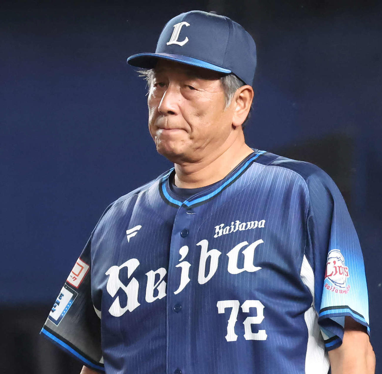 ロッテ対西武　3回裏ロッテ無死満塁、小川に押し出し四球を与えたヤンの交代を告げる渡辺監督代行（撮影・丹羽敏通）