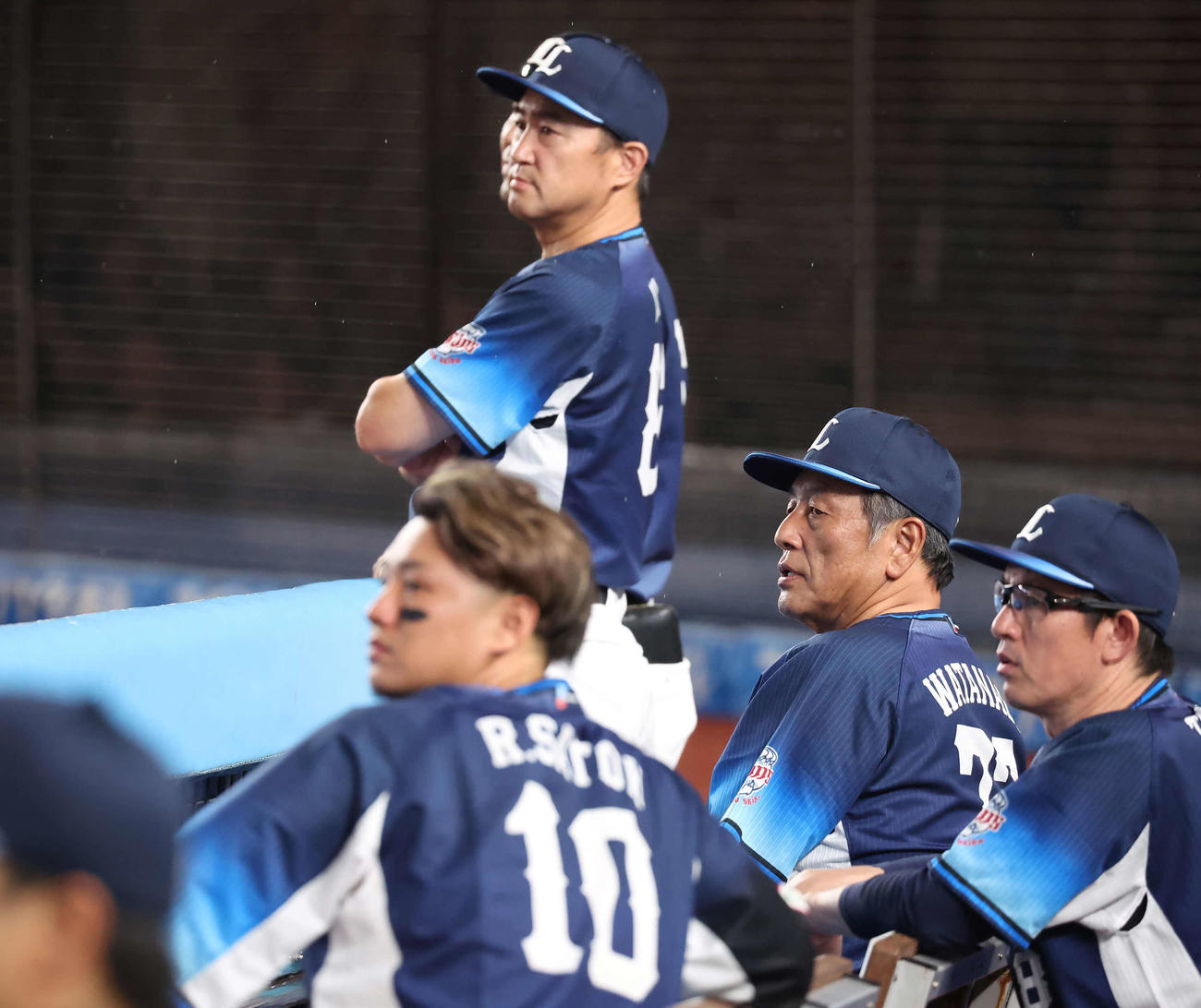 ロッテ対西武　8回、戦況を見つめる西武渡辺監督代行ら（撮影・丹羽敏通）
