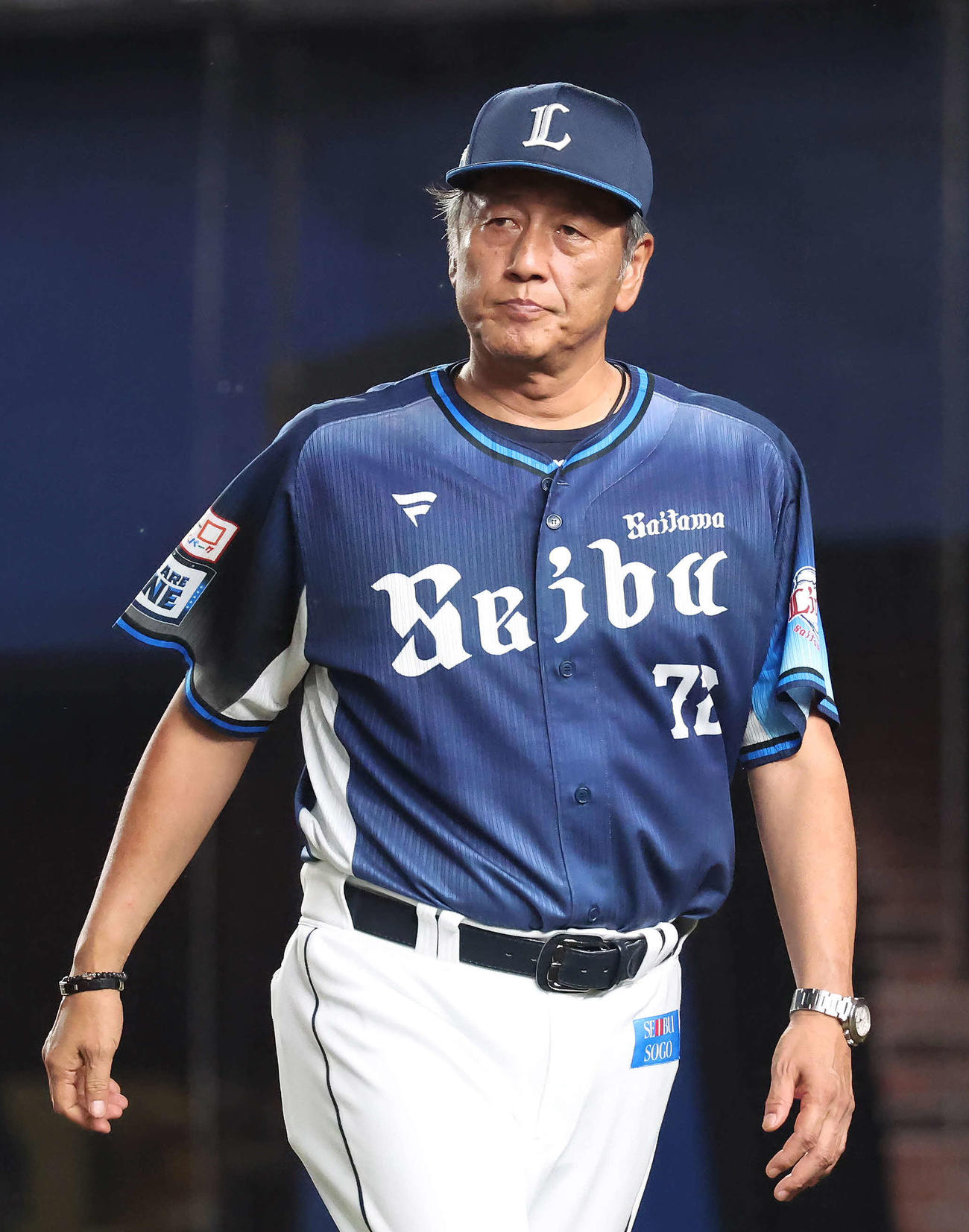 ロッテ対西武　3回裏ロッテ無死満塁、小川に押し出し四球を与えたヤンの交代を告げる渡辺監督代行（撮影・丹羽敏通）