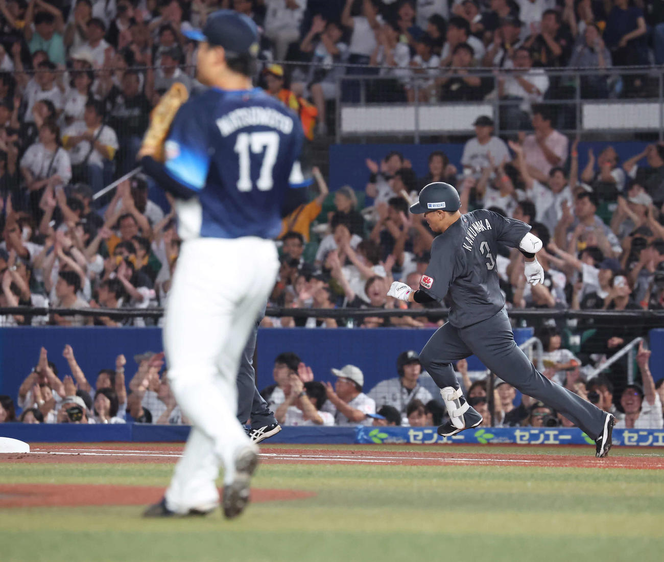 ロッテ対西武　1回裏ロッテ無死一、三塁、角中は松本からライトへ先制の適時三塁打を放つ（撮影・丹羽敏通）