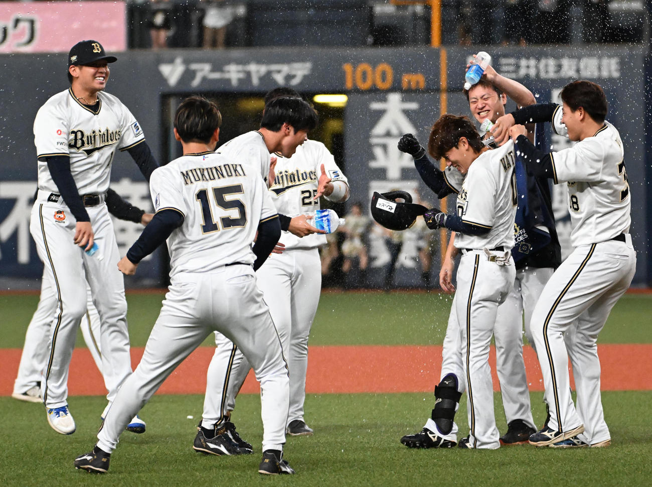 オリックス対日本ハム　9回裏オリックス1死満塁、渡部（右から3人目）はサヨナラ適時打を放ちナインと喜ぶ（撮影・石井愛子）