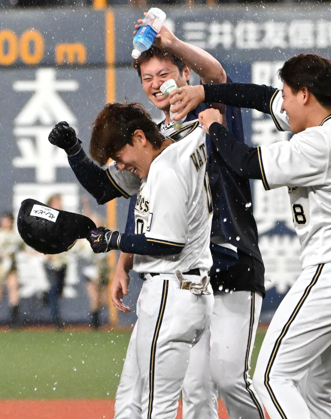 オリックス対日本ハム　9回裏オリックス1死満塁、渡部（左）はサヨナラ適時打を放ちナインに水をかけられる（撮影・石井愛子）