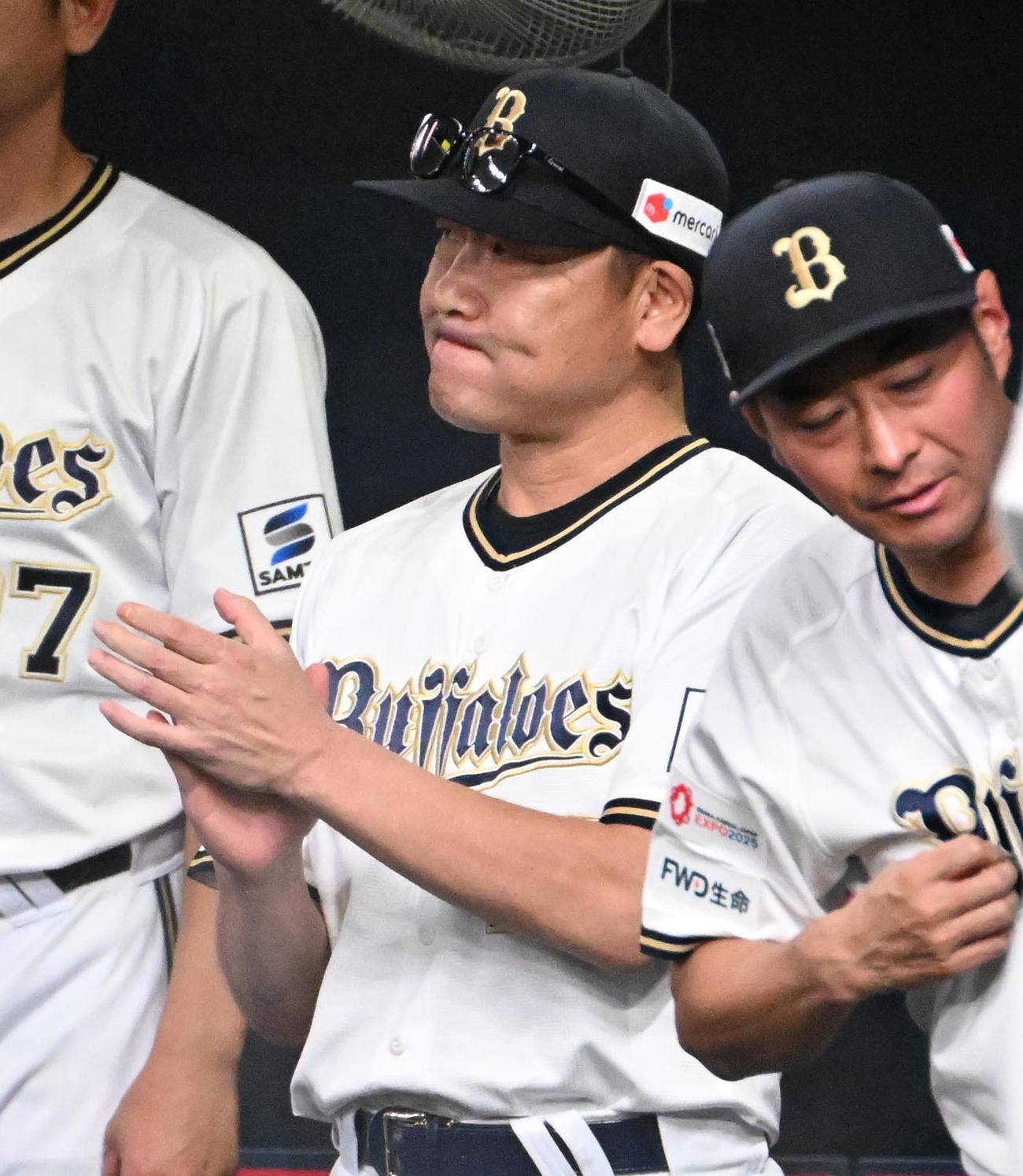オリックス対日本ハム　9回裏オリックス1死一塁、森の中安打に拍手をする中嶋監督（撮影・石井愛子）