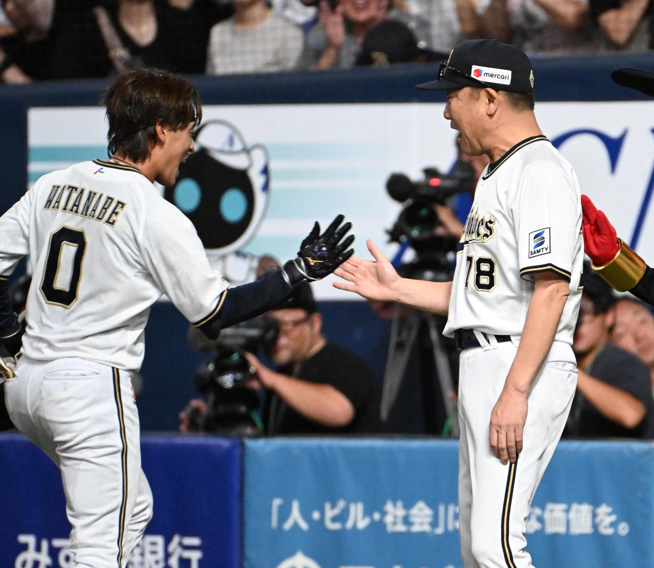 オリックス対日本ハム　渡部（左）とハイタッチをする中嶋監督（撮影・石井愛子）