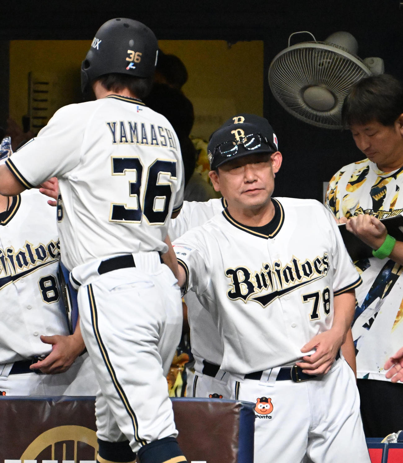 オリックス対日本ハム　9回裏オリックス1死一、三塁、杉本裕太郎の適時打で生還した山足（左）を迎える中嶋監督（撮影・石井愛子）
