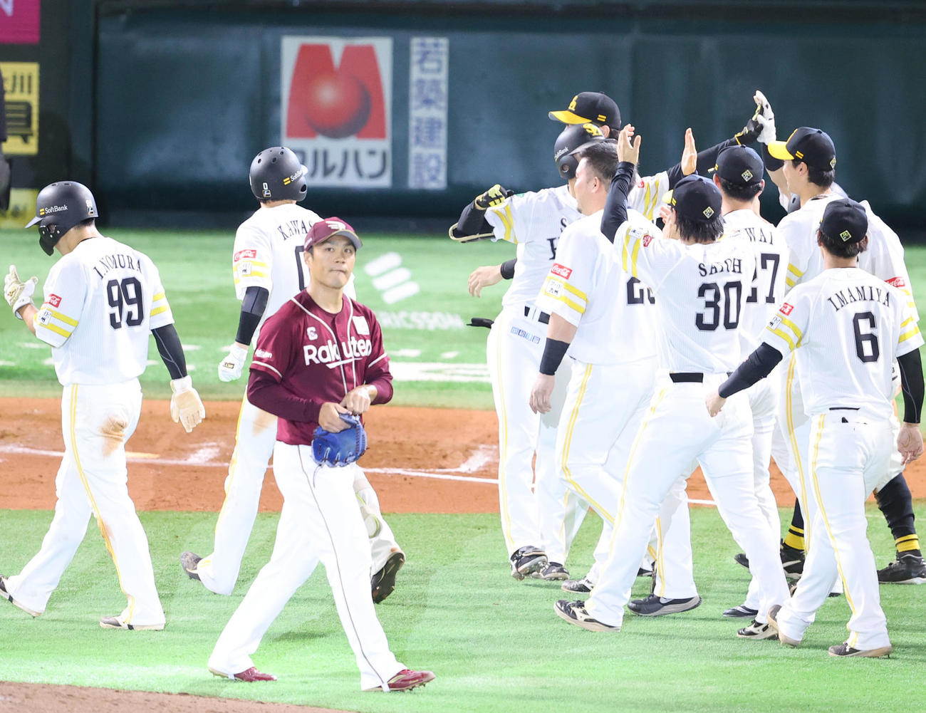 ソフトバンク対楽天　9回裏ソフトバンク2死一、二塁、柳町に左越えサヨナラ2点適時三塁打を浴びた則本（撮影・梅根麻紀）