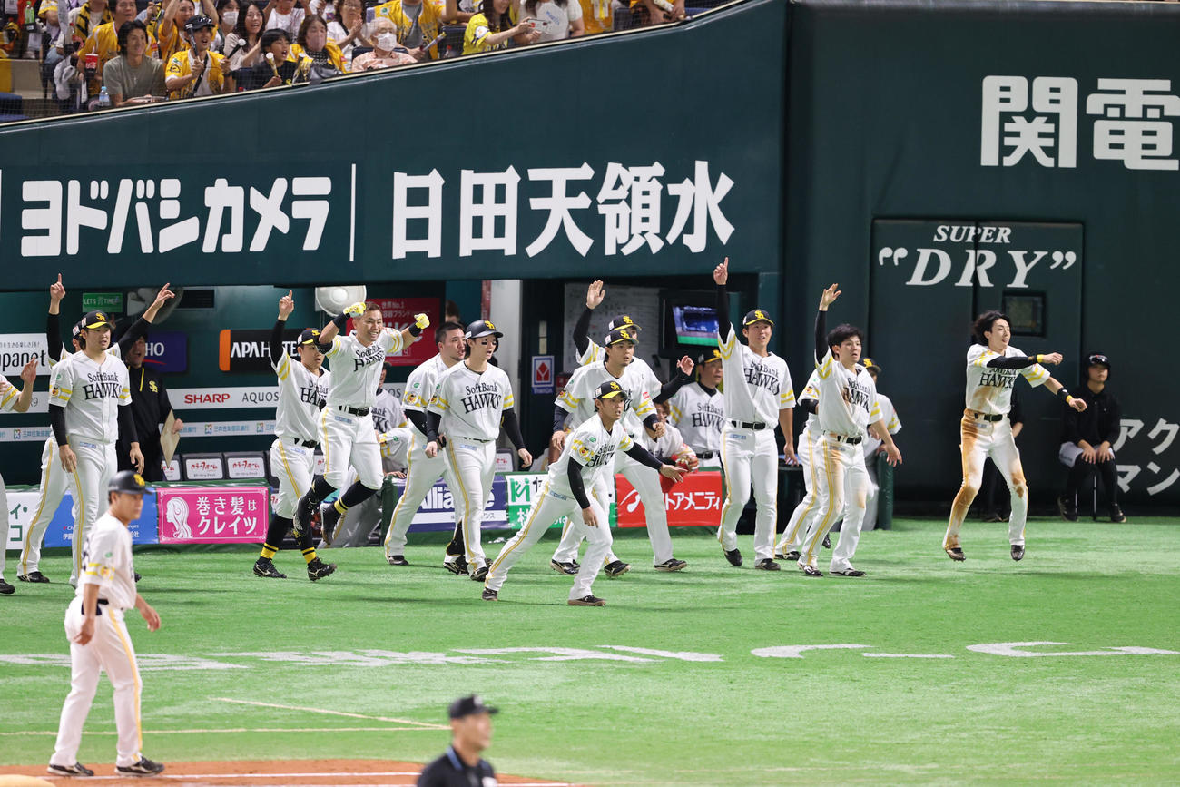 ソフトバンク対楽天　9回裏ソフトバンク2死一、二塁、柳町は左越えにサヨナラとなる2点適時三塁打を放つ、ベンチから飛び出て盛り上がるネイン（撮影・梅根麻紀）