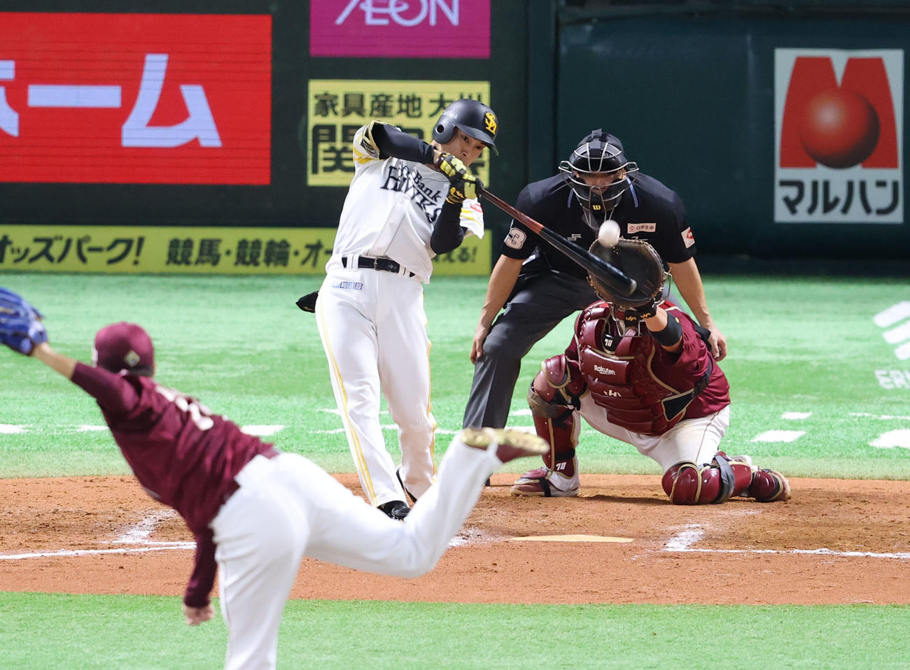 ソフトバンク対楽天　9回裏ソフトバンク2死一、二塁、柳町は左越えにサヨナラとなる2点適時三塁打を放つ（撮影・梅根麻紀）