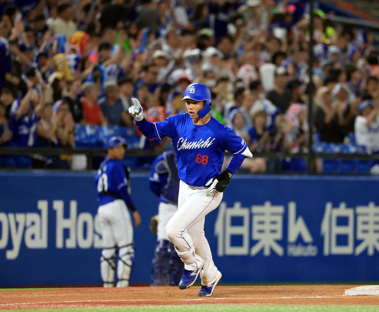 ヤクルト対中日　3回表中日無死一塁、2点本塁打を放った福永はダイヤモンドを回りながらポーズを決める（撮影・浅見桂子）