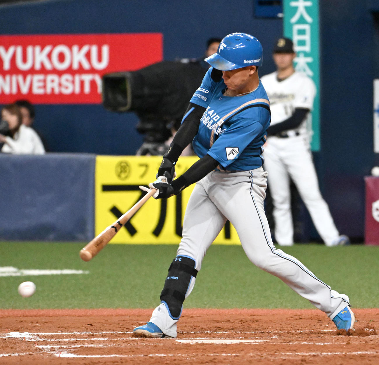オリックス対日本ハム　9回表日本ハム無死、矢沢は一塁内野安打を放つ（撮影・石井愛子）