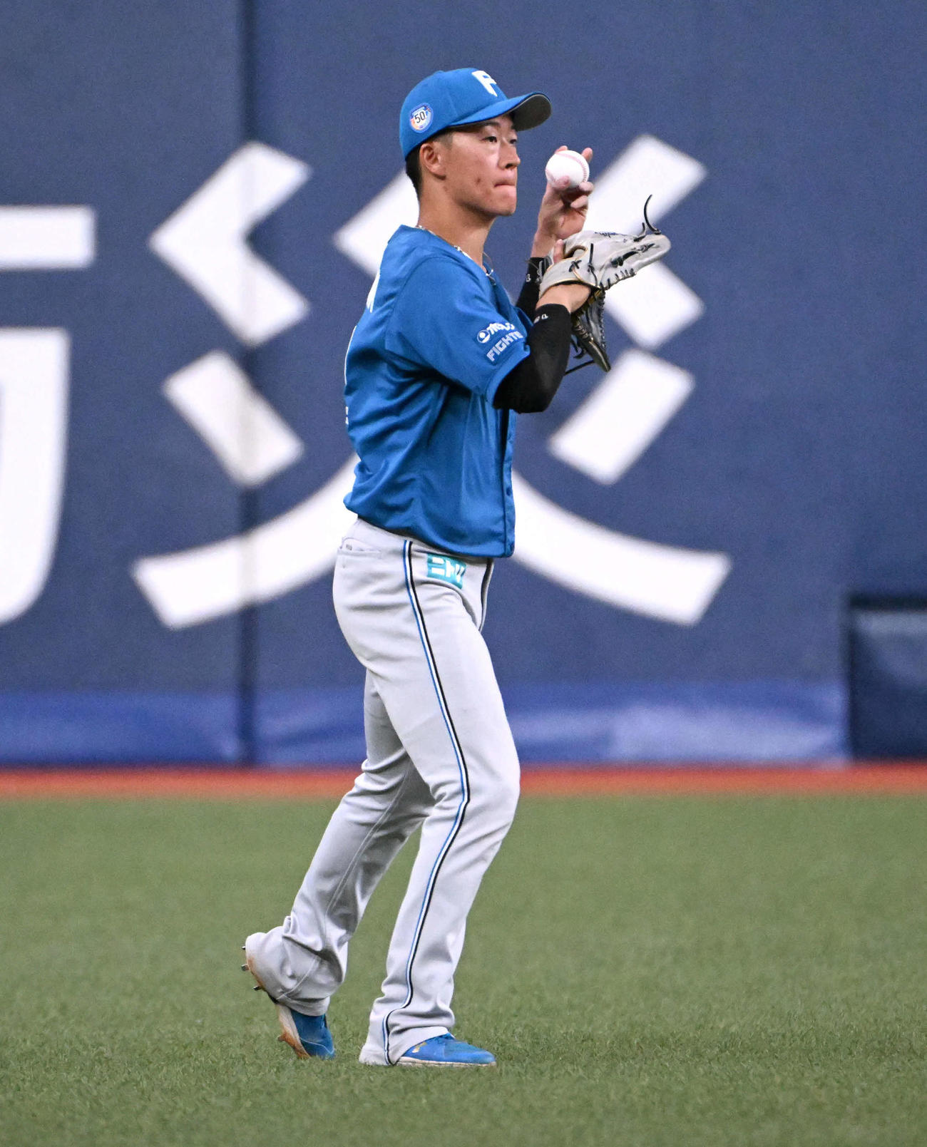 オリックス対日本ハム　3回裏オリックス1死、大里昂生の左安打を捕球する日本ハム矢沢（撮影・石井愛子）
