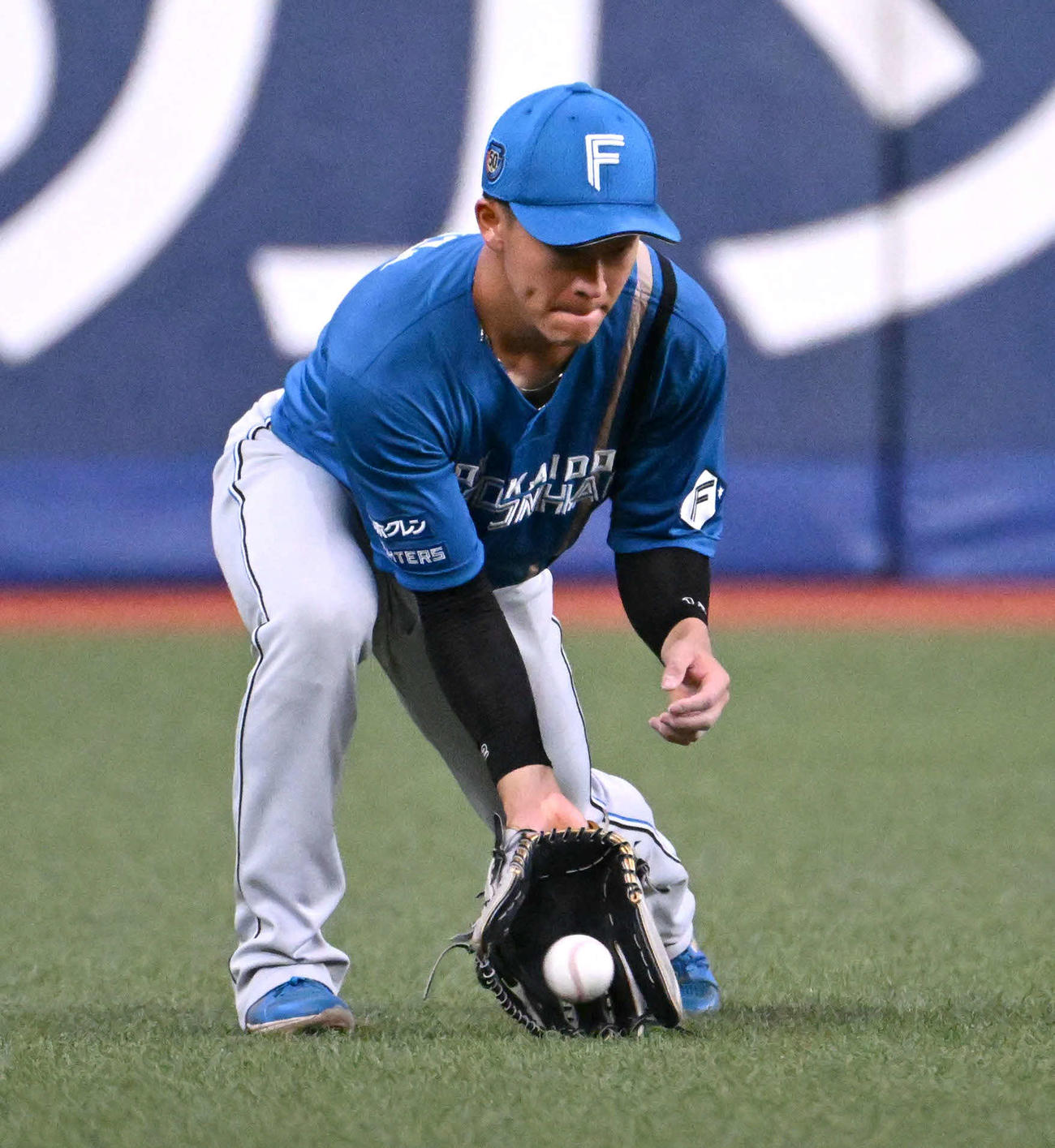 オリックス対日本ハム　3回裏オリックス1死、大里昂生の左安打を捕球する日本ハム矢沢（撮影・石井愛子）