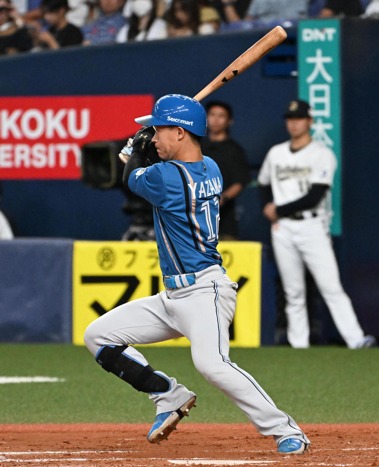 オリックス対日本ハム　9回表日本ハム無死、矢沢は一塁内野安打を放つ（撮影・石井愛子）