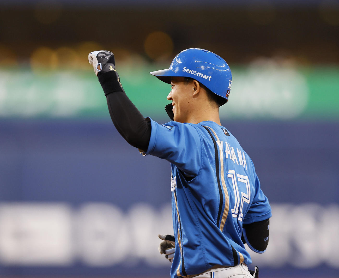 オリックス対日本ハム　2回表日本ハム無死一、二塁、矢沢は二塁内野安打を放ちガッツポーズをする（撮影・藤尾明華）