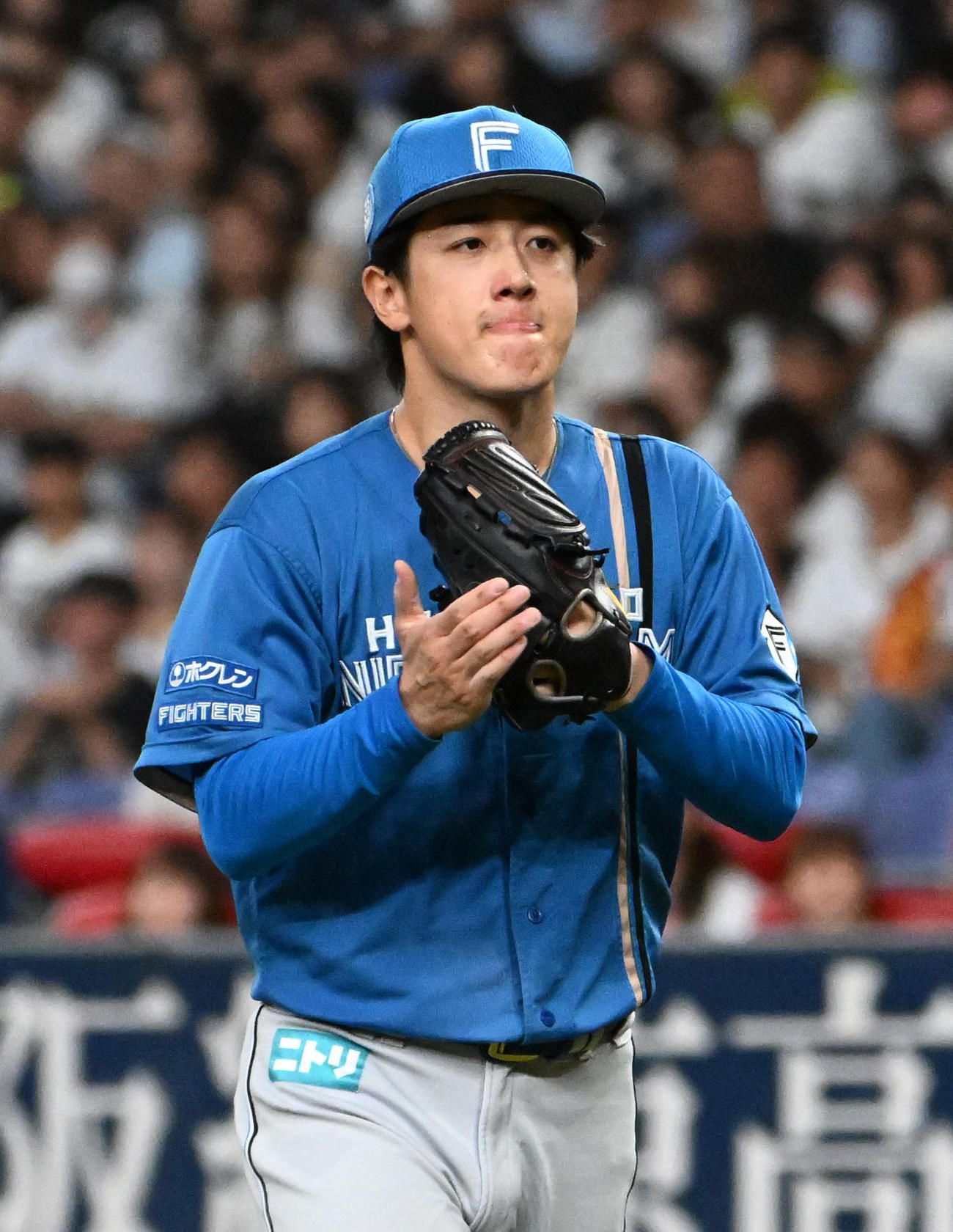 オリックス対日本ハム　8回裏オリックス2死二塁、広岡を遊ゴロに抑えグラブを叩く北山（撮影・石井愛子）