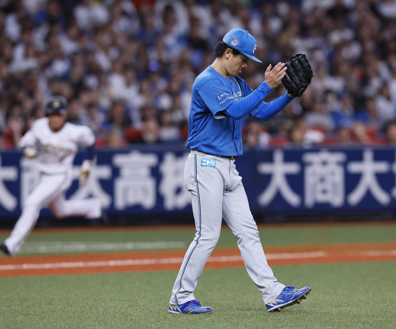 オリックス対日本ハム　8回裏オリックス2死二塁、広岡を遊ゴロに打ち取りグラブをたたく北山（撮影・藤尾明華）
