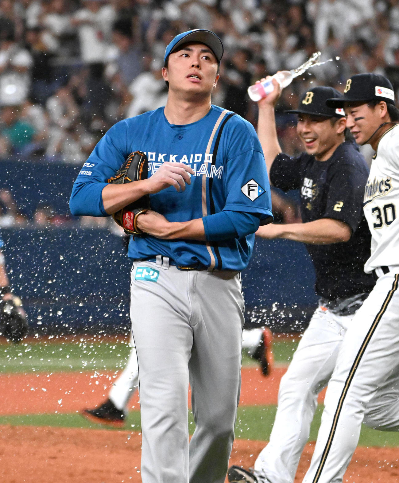 オリックス対日本ハム　9回裏オリックス1死満塁、渡部にサヨナラ適時打を許し肩を落とす田中正（撮影・石井愛子）