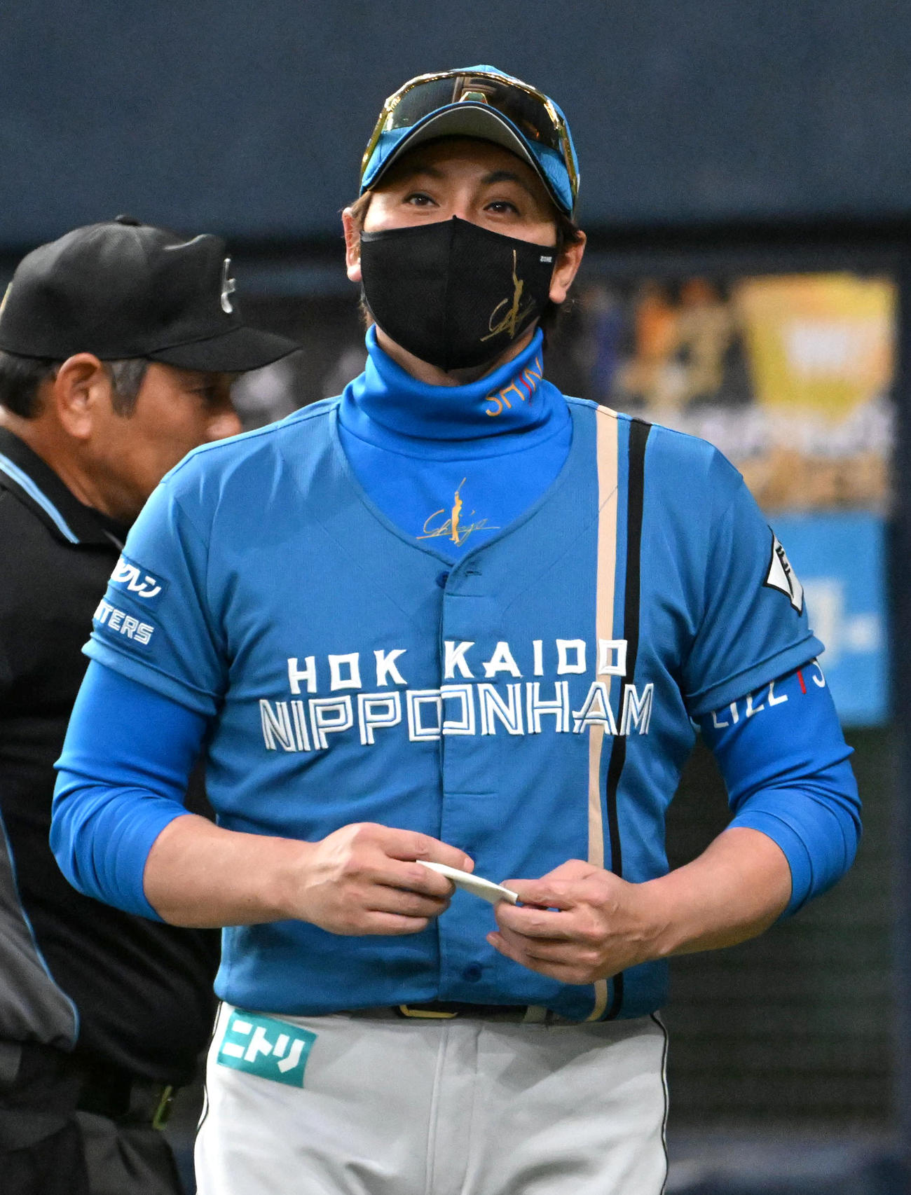 オリックス対日本ハム　メンバー交代を告げベンチに引き揚げる新庄監督（撮影・石井愛子）