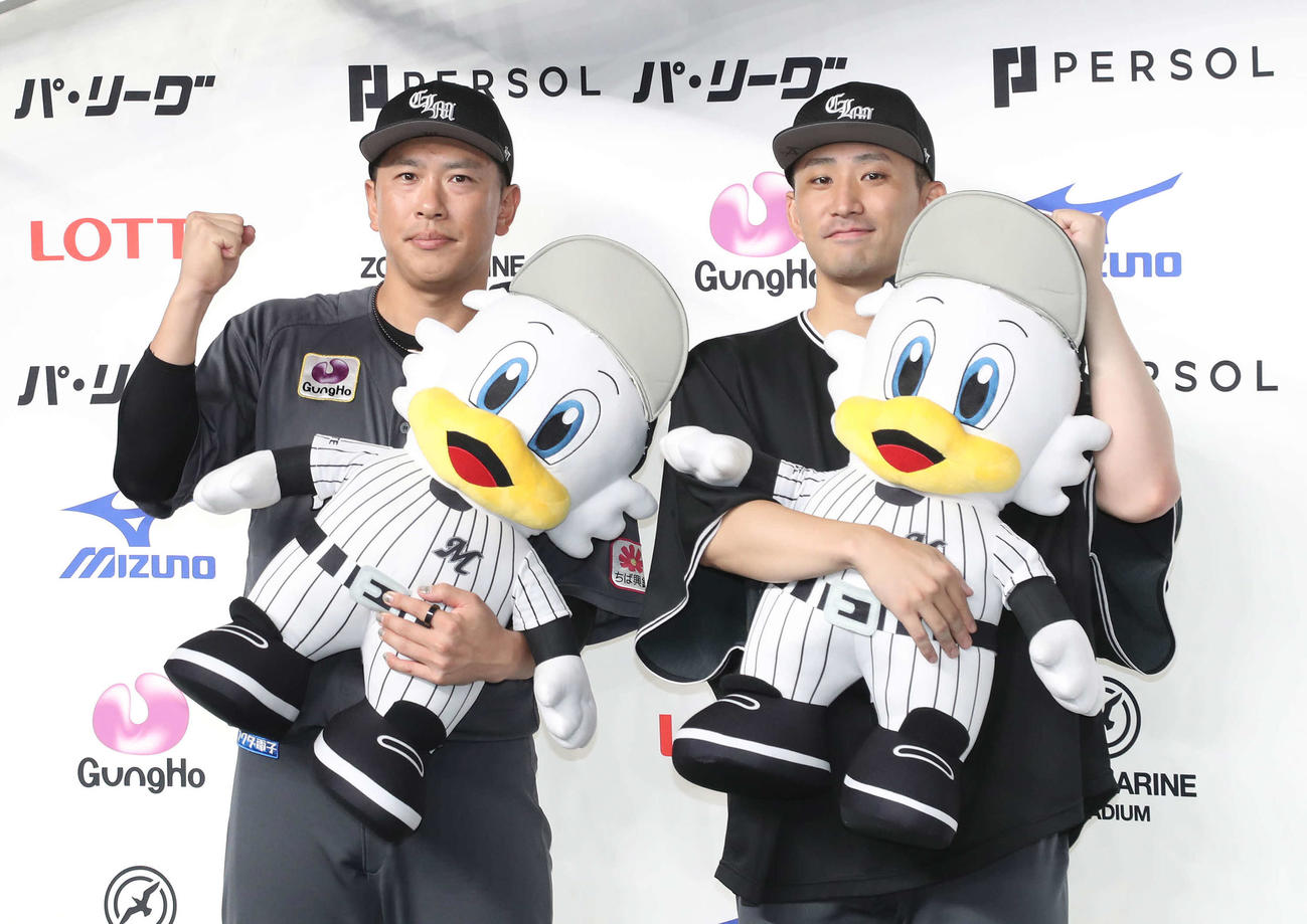ロッテ対西武　お立ち台でポーズを決めるロッテ角中（左）と小島（撮影・丹羽敏通）