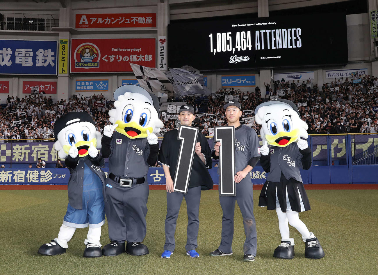 ロッテ対西武　ホームの観客動員数を更新。応援席を背に写真に納まる小島と角中（撮影・丹羽敏通）