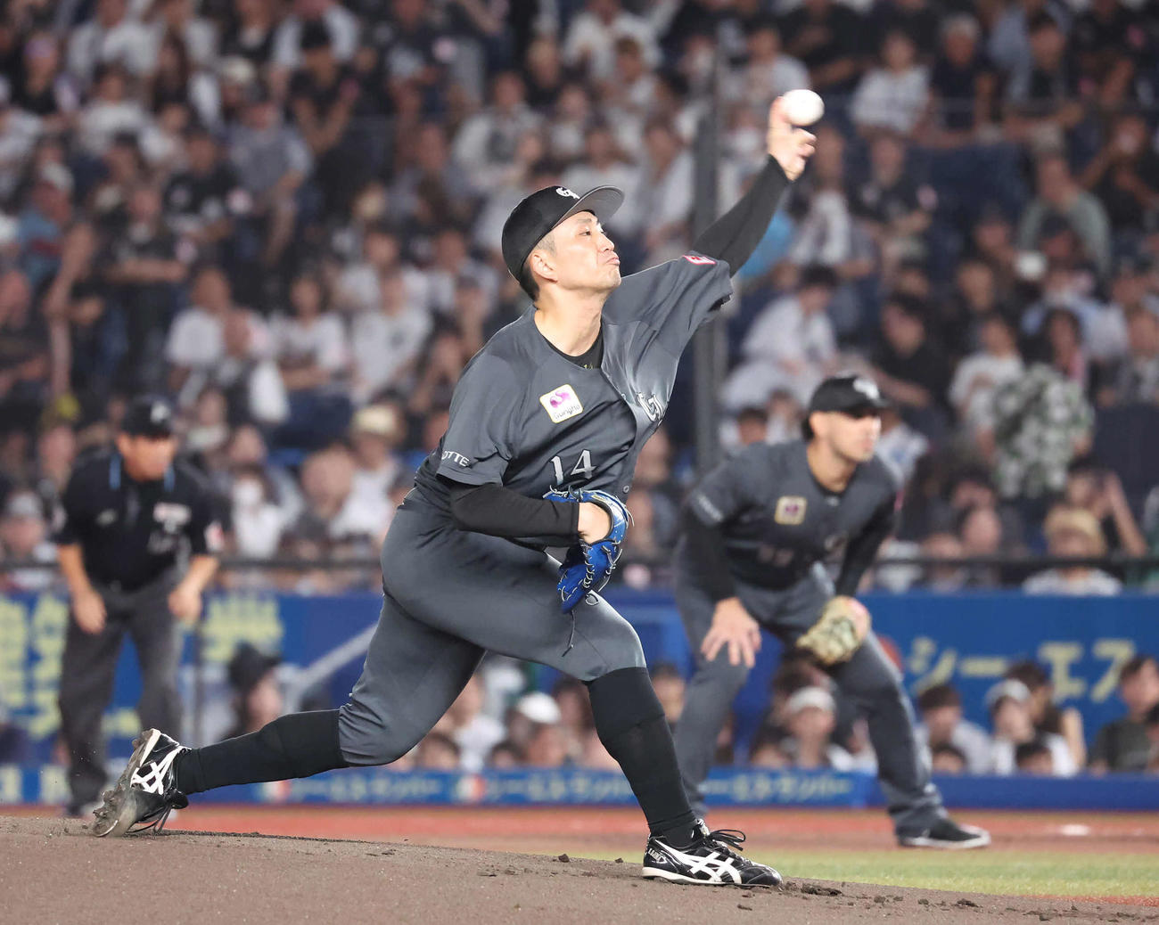 ロッテ対西武　力投するロッテ先発の小島（撮影・丹羽敏通）