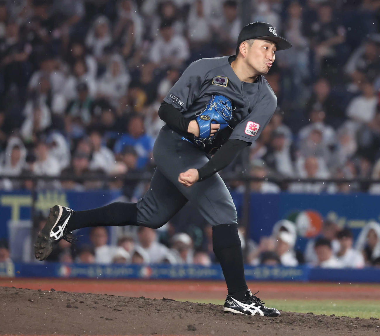 ロッテ対西武　好投続けるロッテ先発小島（撮影・丹羽敏通）
